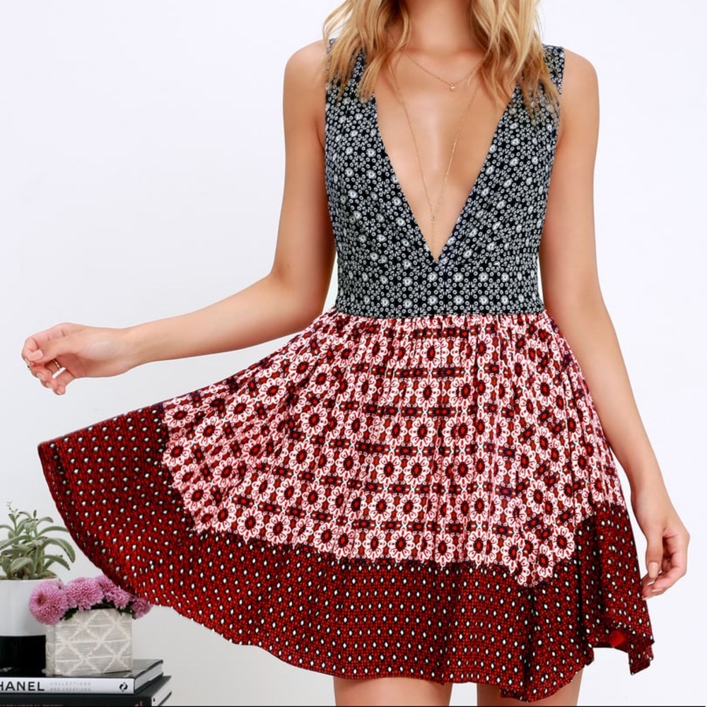 NWT LULUS LA VIE EN ROSES FLORAL DRESS